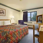 Super 8 By Wyndham Omaha/West Dodge